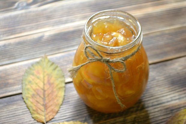 Transparent apple jam