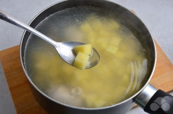 Chicken soup with potatoes and rice: photo of recipe preparation, step 2