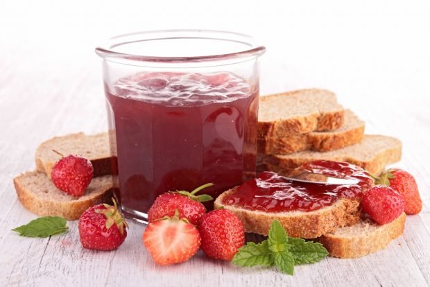 Strawberry jam is a simple and delicious recipe, how to cook step by step