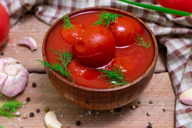 Tomatoes in their own juice with garlic for the winter – a simple and delicious recipe, how to cook step by step