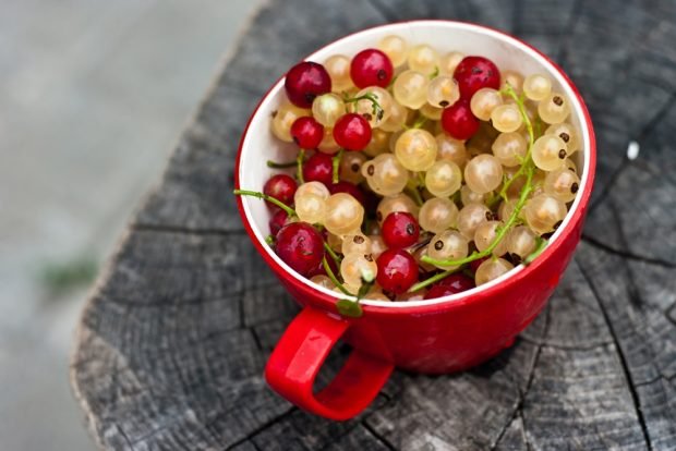 Red and white currant jam