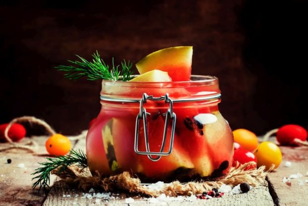 Salted watermelons with vinegar for winter