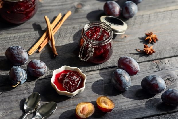 Prunes in their own juice for the winter