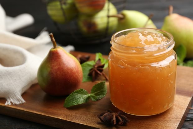 Thick pear jam 