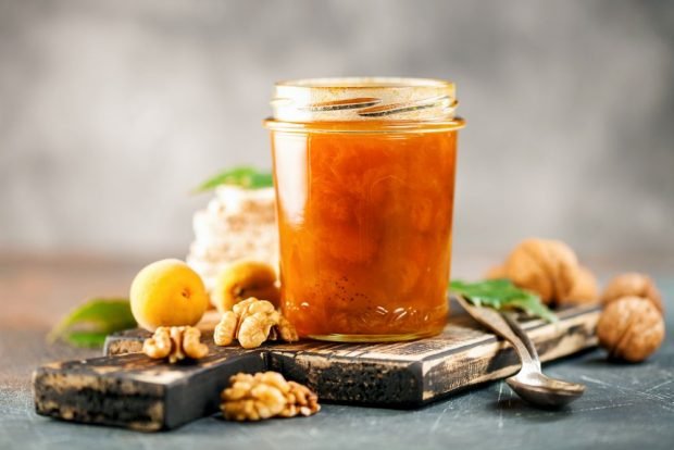 Apricot jam with walnuts 