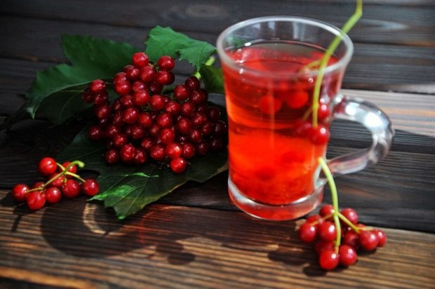 Viburnum juice in a juicer for the winter