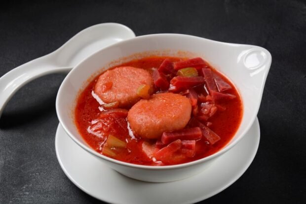 Beetroot soup with dumplings