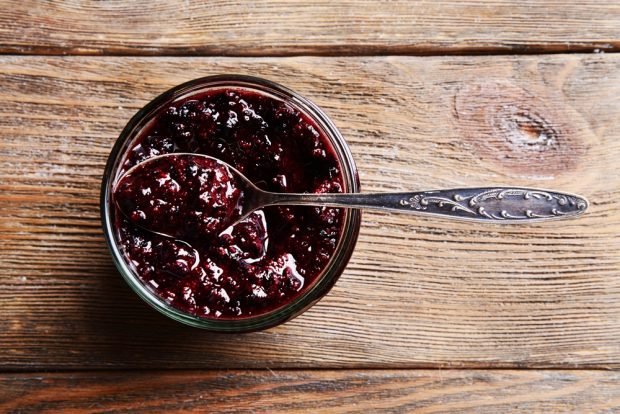 Black currant jam with walnuts