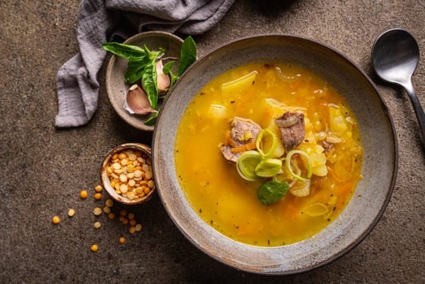 Pea soup with beef, potatoes and leeks