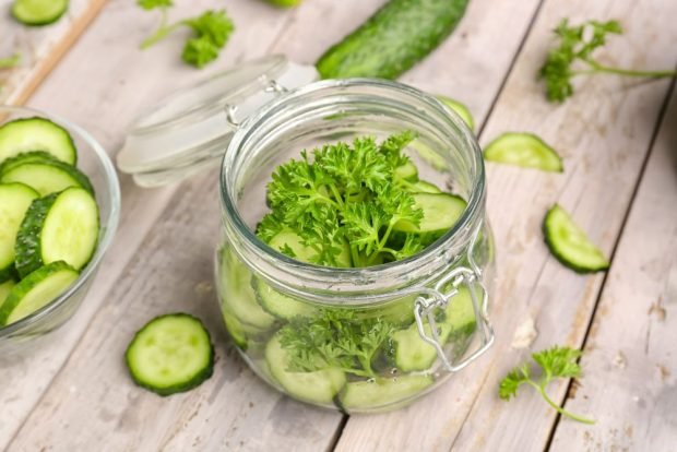 Cucumber salad with parsley for winter 