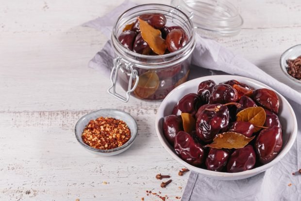 Pickled plums with cloves – a simple and delicious recipe, how to cook step by step