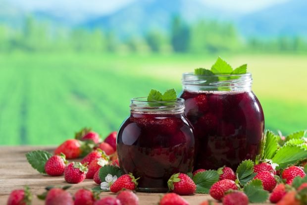 Strawberry jam with whole berries and mint is a simple and delicious recipe, how to cook step by step