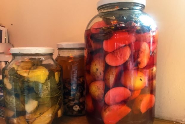 Canned compote of apples and berries