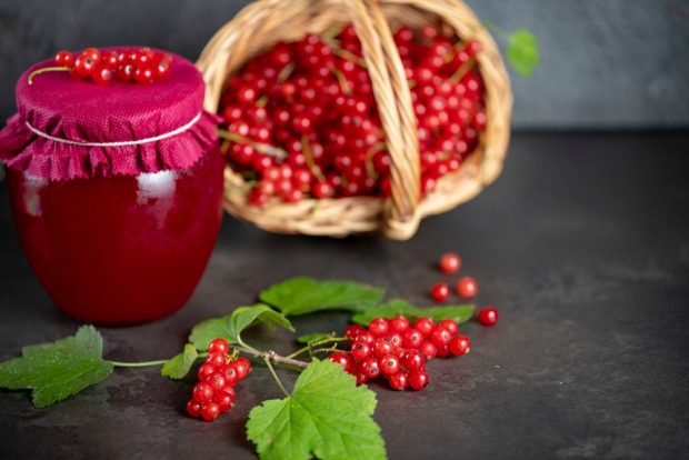 Pitted red currant jam is a simple and delicious recipe, how to cook step by step