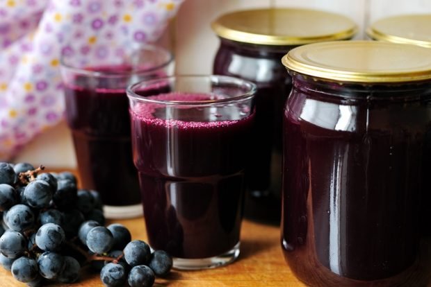 Grape juice in a juicer for the winter 