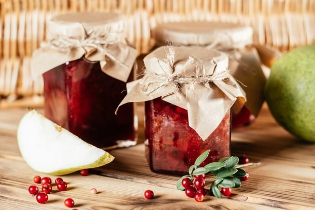 Jam from pears with lingonberries 