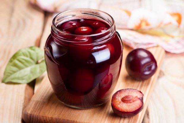 Red plum compote for winter 