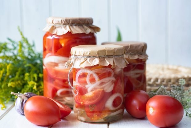 Salad with tomatoes and onions for winter