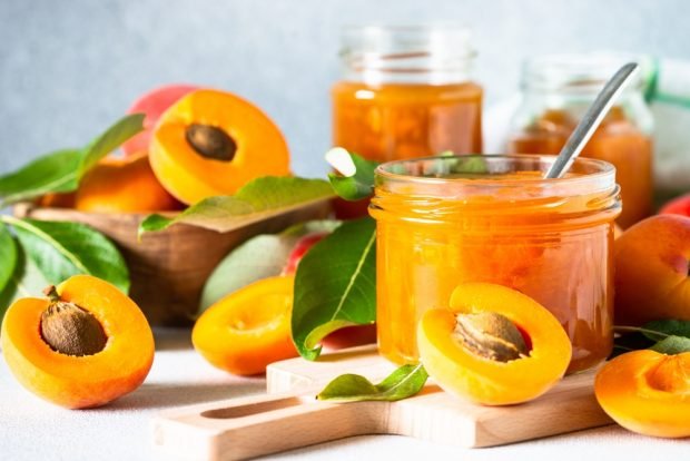 Apricot jam with spices 