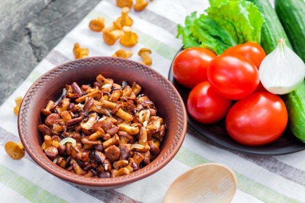 Chanterelles in tomato for winter