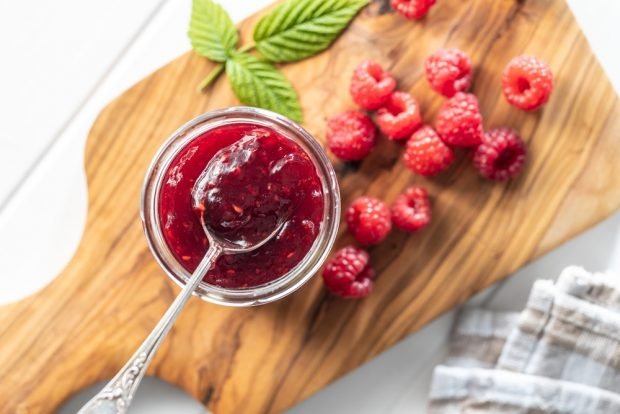 Thick raspberry jam with stones 