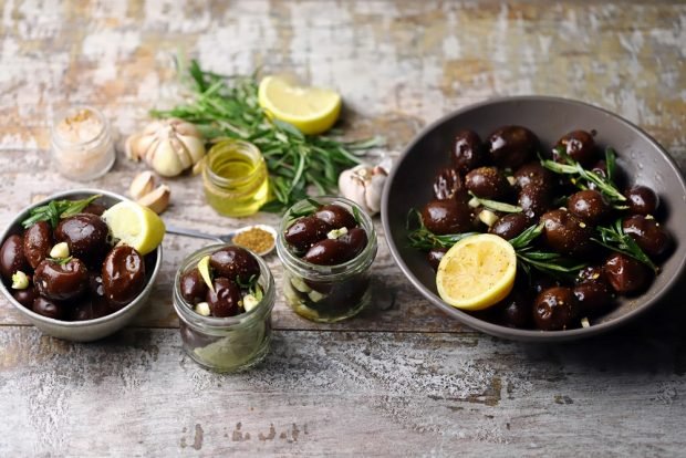 Prunes with garlic for winter