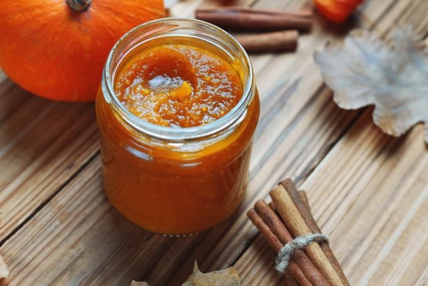 Pumpkin jam with dried apricots and lemon