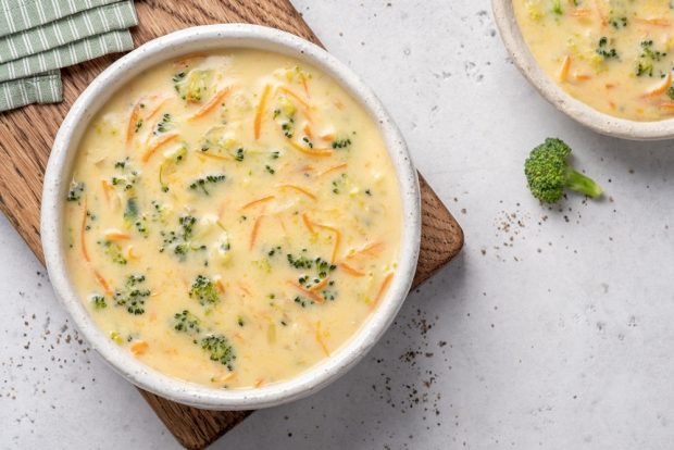 Cheese puree soup with broccoli and cheddar