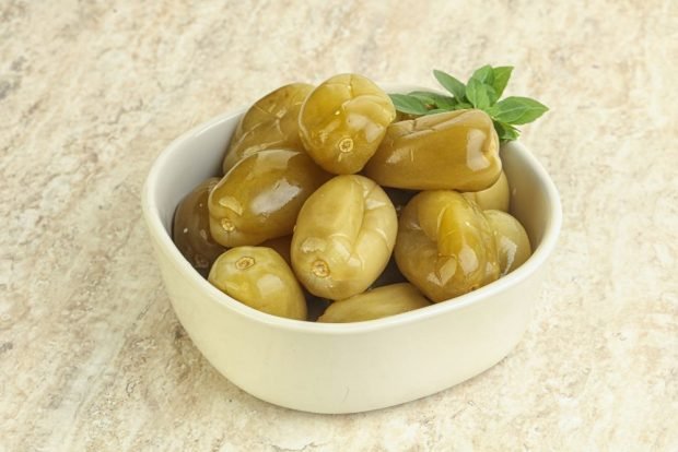 Green tomatoes with horseradish and garlic for winter