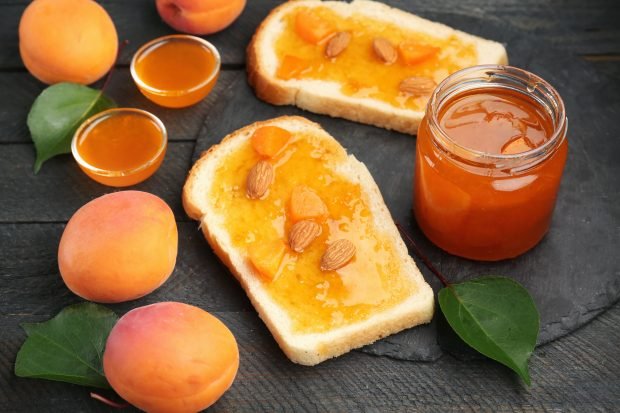 Apricot jam with stones 