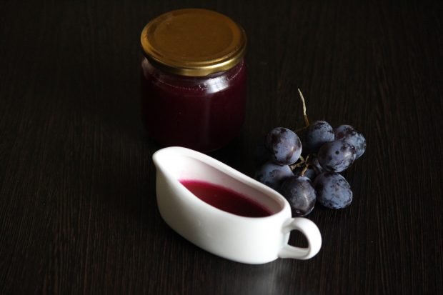 Isabella grape jam with stones