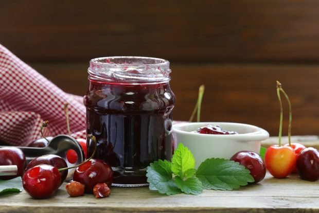 Cherry in jelly with gelatin for winter