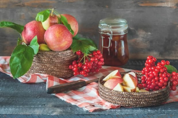 Jam from apples and viburnum 