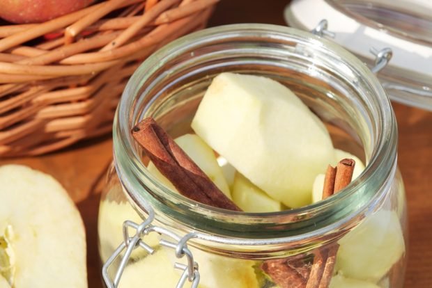 Apple compote slices for the winter without sterilization