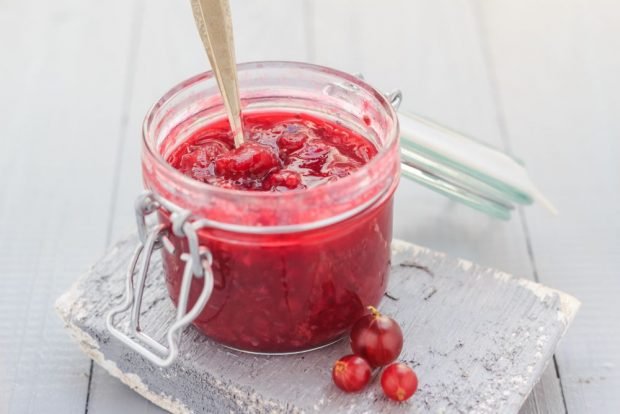 Red gooseberry jam 