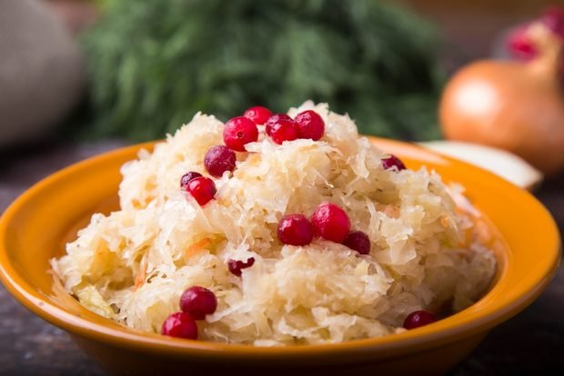 Sauerkraut with cranberries for winter