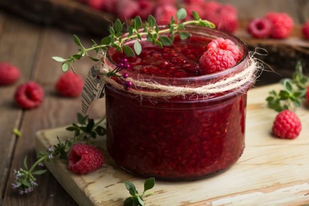 Raspberry jam in a frying pan