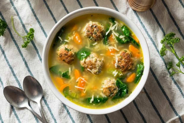 Chicken soup with meatballs and spinach