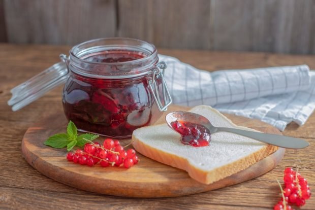 Red currant jam with berries