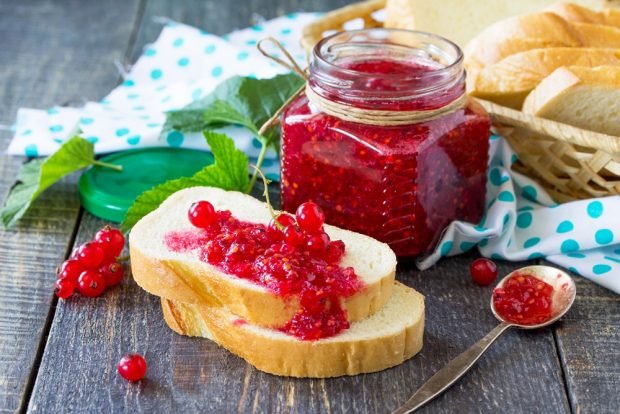 Red currant jam in a slow cooker 