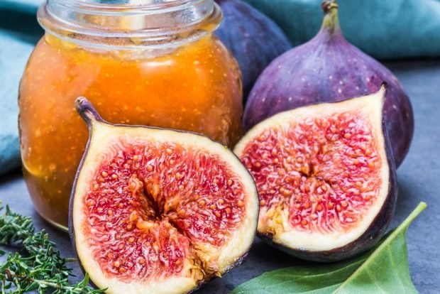 Fig jam with hazelnuts