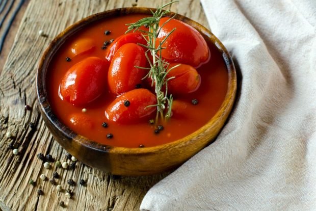 Tomatoes in their own juice for the winter