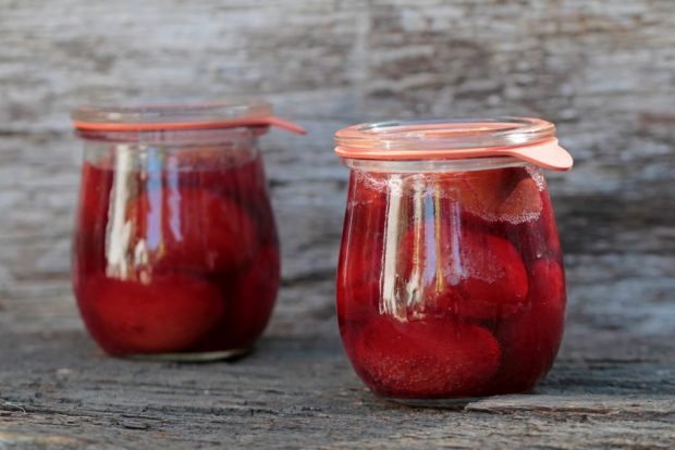 Canned plums for winter