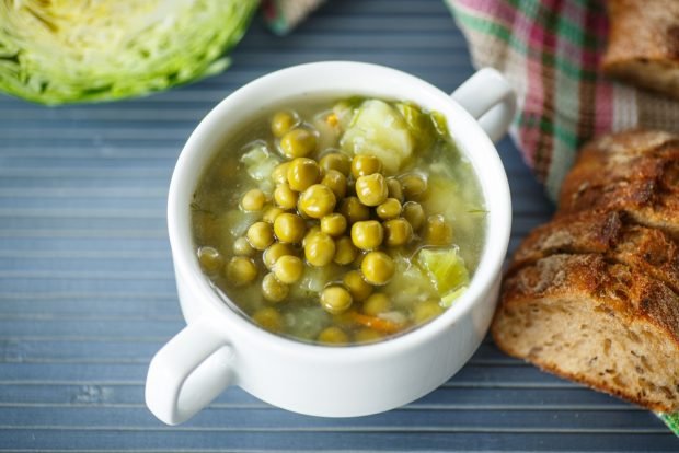 Pea soup with young cabbage