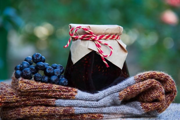 Chokeberry jam with cinnamon