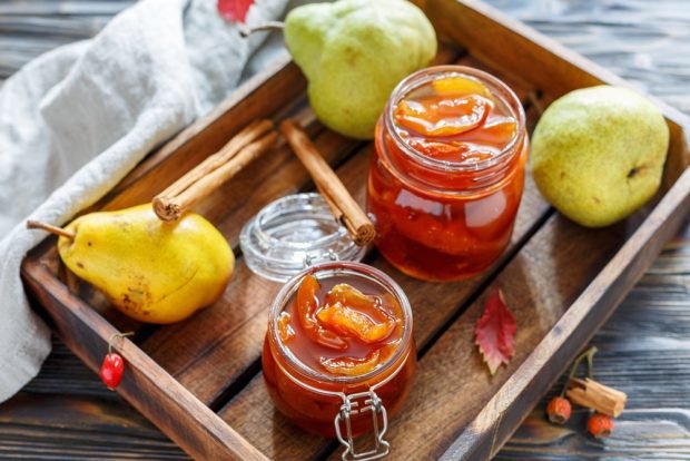 Pear jam slices with lemon