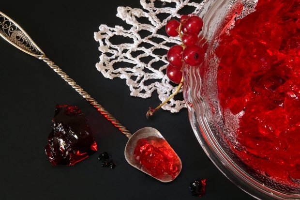 Red currant jelly with gelatin is a simple and delicious recipe, how to cook step by step