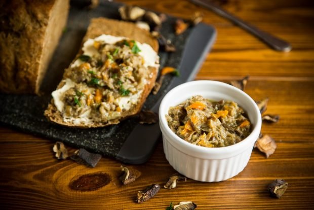 Caviar from pears with carrots and onions for winter through a meat grinder