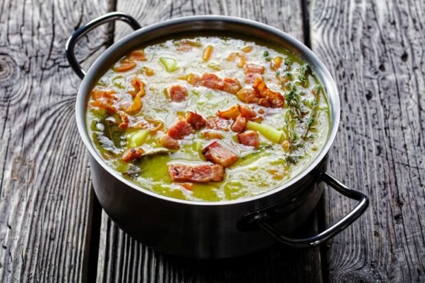 Pea soup with smoked meat 