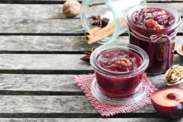 Seedless plum jam with nuts 